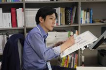 手作り模型や手描きのイラストにこだわるデザイナーの悟