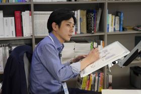 手作り模型や手描きのイラストにこだわるデザイナーの悟