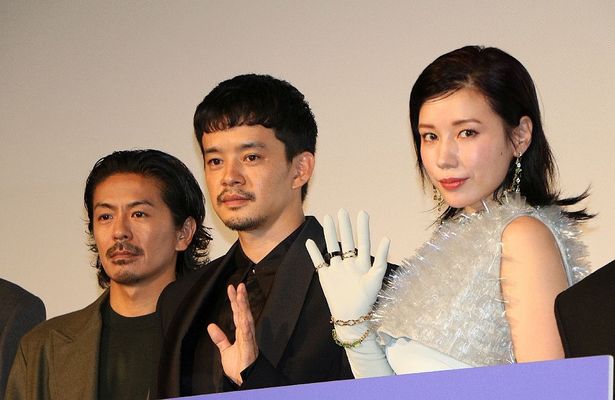 映画『白鍵と黒鍵の間に』に出演する冨永昌敬監督、森田剛、池松壮亮、仲里依紗、松丸契(左から)