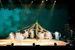 「東京芸術祭2023」で2022年版のマームとジプシー「cocoon」が高品質上映