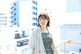 かつて外資系アパレル会社の正社員としてフルタイムで働きながら、映画を撮り続けてきた穐山茉由監督