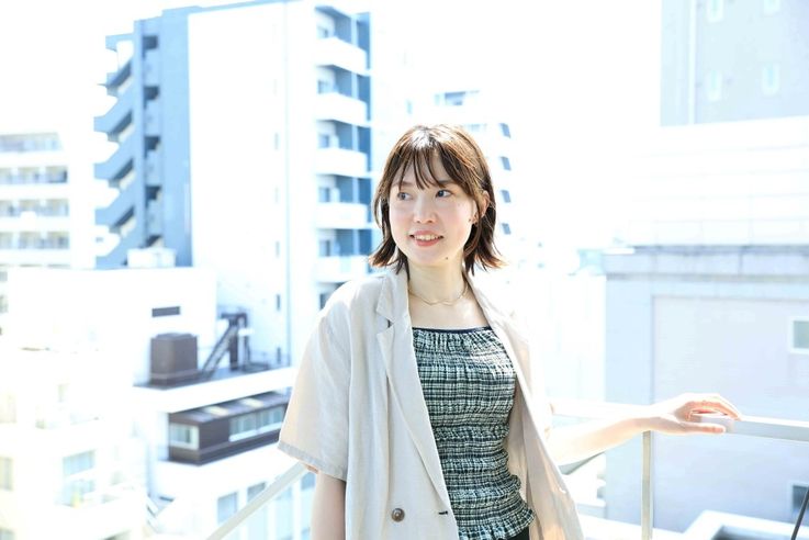 かつて外資系アパレル会社の正社員としてフルタイムで働きながら、映画を撮り続けてきた穐山茉由監督