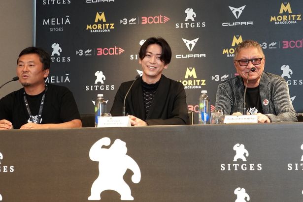 【写真を見る】亀梨和也、三池崇史監督と笑顔！シッチェス映画祭のマスコミ向け記者会見に出席した