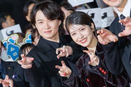 ゴジラポーズを披露する神木隆之介と浜辺美波