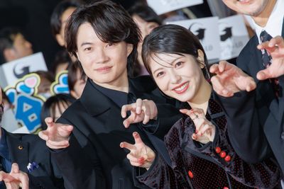 ゴジラポーズを披露する神木隆之介と浜辺美波