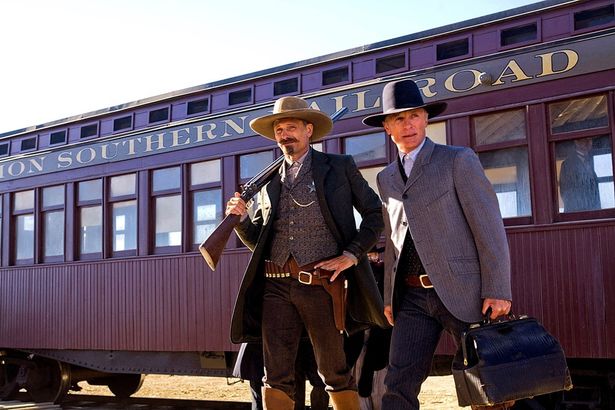 エド・ハリスの監督作『アパルーサの決闘』にも出演
