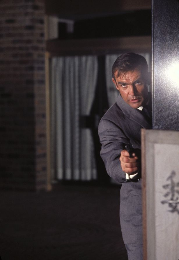 『００７は二度死ぬ』のオープニングでは日本要素を盛り込みまくっている