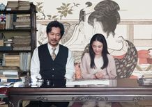 春画を通して交流していく芳賀一郎(内野聖陽)と春野弓子(北香那)