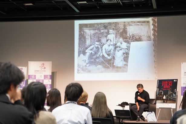 是枝監督が紹介した家族の写真には塗りつぶしや破られている箇所が見える。その原因は夫婦喧嘩だと明かし笑いを誘った