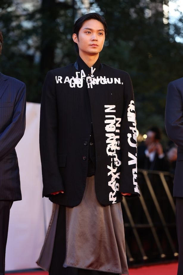 2作品でレッドカーペットに登場した磯村勇斗、衣装替えを披露！