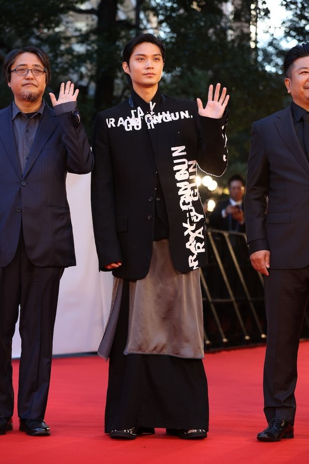 手を振った磯村勇斗