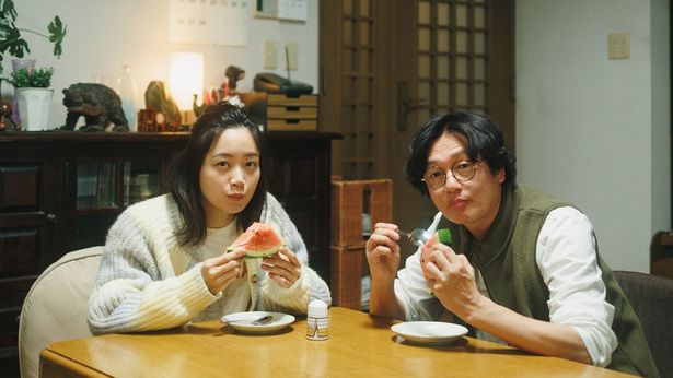 ササポンとの暮らしで、安希子は徐々に生きる力を取り戻していく(『人生に詰んだ元アイドルは、赤の他人のおっさんと住む選択をした』)