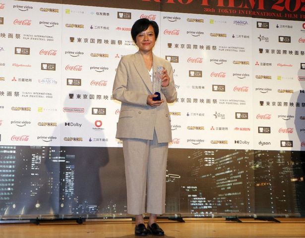 「初めてとった栄誉ある賞」と喜びを表したモーリー・スリヤ監督