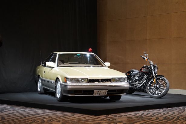 おなじみのゴールドの日産レパード2代目モデルと、タカの愛車、ハーレーダビッドソンの姿も