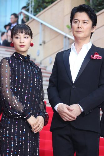 福山雅治、役所広司や広瀬すずと“雪降る”レッドカーペットに登場