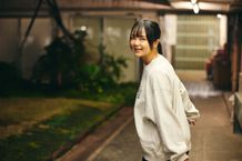 “他人とのちょっと変わった同居エピソード”を持つお笑いコンビ「蛙亭」のイワクラが映画『コーポ・ア・コーポ』(公開中)の見どころを語る！