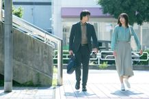新垣結衣演じる桐生夏月、磯村勇斗演じる佐々木佳道が並んで歩く姿