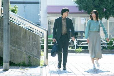 新垣結衣演じる桐生夏月、磯村勇斗演じる佐々木佳道が並んで歩く姿