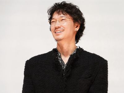 主演作『花腐し』(公開中)の公開記念舞台挨拶で出演の決め手を笑顔で明かした綾野剛