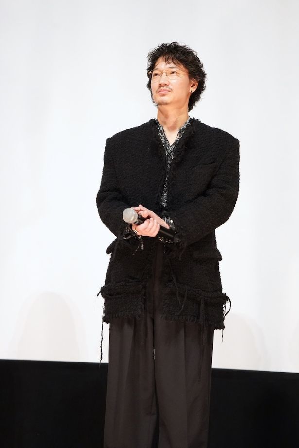 会場を見渡す綾野