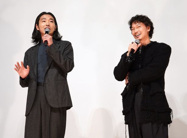 【写真を見る】撮影の様子を振り返った綾野剛と柄本佑。「お尻を出し尽くした！」と大笑い