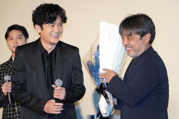 稲垣吾郎「おめでとうございます！」岸監督に花束をプレゼント