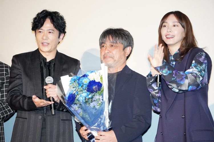 稲垣吾郎、「自分のこと以上にうれしい」東京国際映画祭W受賞の『正欲』岸善幸監督をお祝い！喜びあふれ写真撮影のおかわり