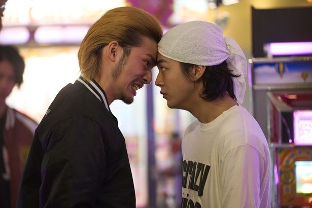 『OUT』でにらみ合う達也(倉悠貴)と安倍要(水上恒司)