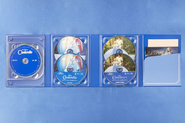 展開するとそれぞれのブルーレイディスクとDVDディスク、サウンドトラックが並ぶ