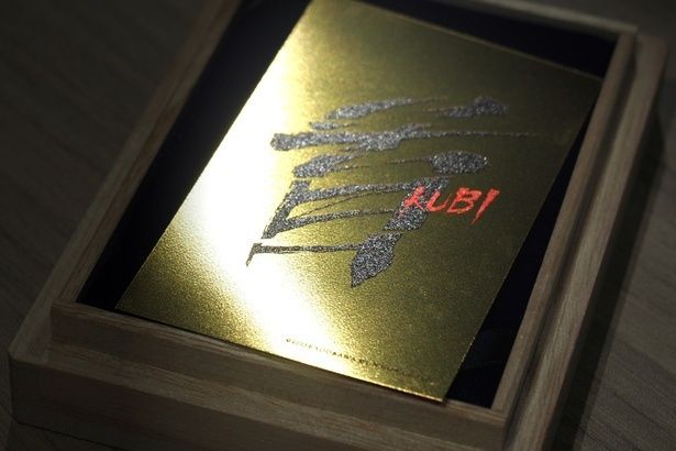 【写真を見る】光り輝いている！業界初の“純金”でできた『首』の「ムビチケGOLD」