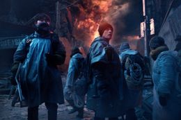 激しく燃え上がる炎を背に振り返るヨンタク(イ・ビョンホン)とミンソン(パク・ソジュン)