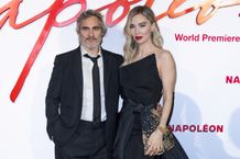 『ナポレオン』のワールドプレミアに登壇したホアキン・フェニックスとヴァネッサ・カービー