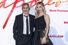 『ナポレオン』のワールドプレミアに登壇したホアキン・フェニックスとヴァネッサ・カービー