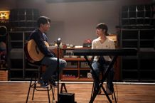 憧れの覆面アーティストとアイドル、二人が織りなす秘密の恋を描く「プレイ・プリ」