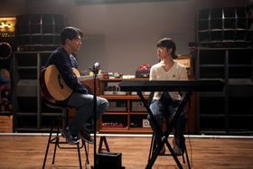 憧れの覆面アーティストとアイドル、二人が織りなす秘密の恋を描く「プレイ・プリ」