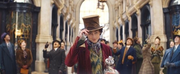 『チャーリーとチョコレート工場』に登場する工場長ウィリー・ウォンカの前日譚が描かれる