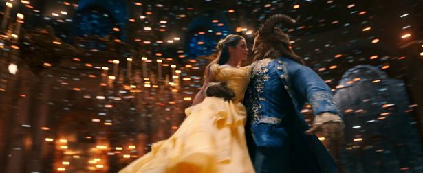 【写真を見る】豪華絢爛なダンスシーン！実写・アニメの比較映像もこちらのページから