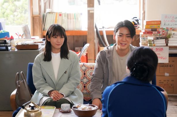 父が不審死を遂げ、ふさぎ込む映美(吉岡里帆、左)。二宮の婚約者だ