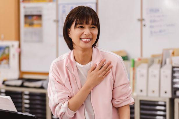 森本ももに扮した芳根京子。合唱部の副顧問で、明るく元気だが脳内はお花畑