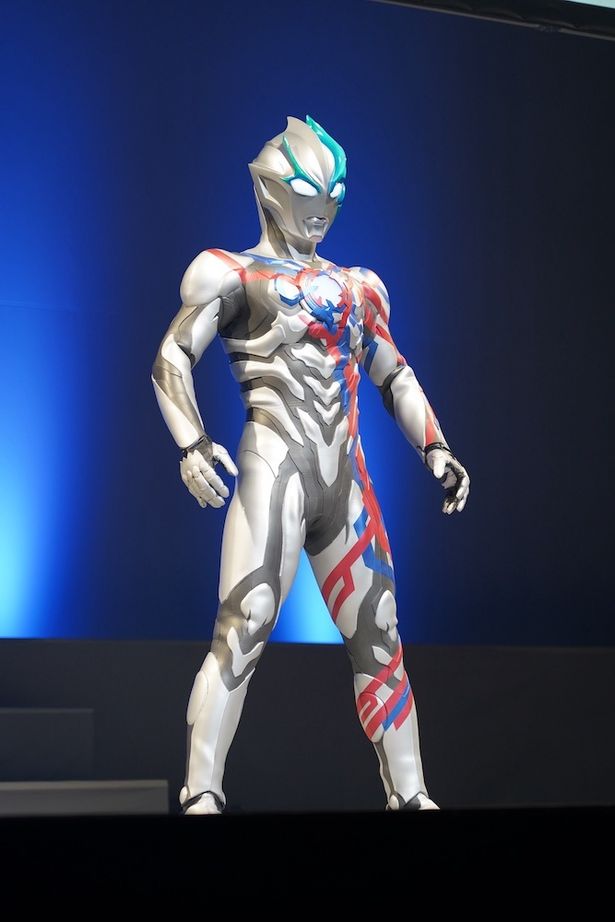 ウルトラマンブレーザーがステージに登場！