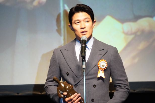 「映画館に行って、鈴木の映画を観たいなと思ってもらえるような俳優になりたい」と話した