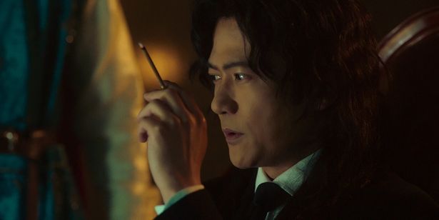謎多き男、左京(稲垣吾郎)