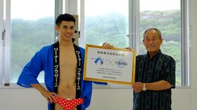 小島よしおが『アクアマン／失われた王国』と与那国島の「海底アトランティス姉妹都市提携」イベントに登場