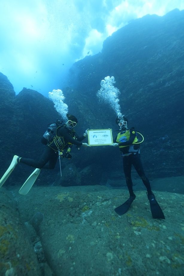 【写真を見る】神秘的な海底遺跡で行われた調印式！意外な海の生き物もサプライズ登場