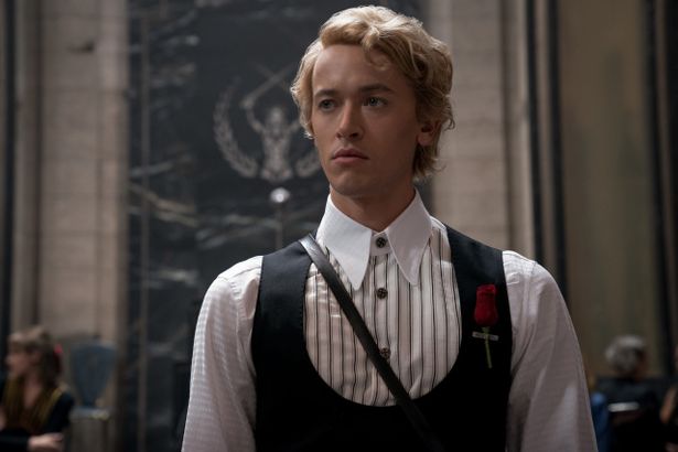 『ハンガー・ゲーム』でドナルド・サザーランドが演じた独裁者、コリオレーナス・スノーの青年期を演じるトム・ブライス
