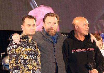 左からダニエル・ローガン、ユアン・マクレガー、テムエラ・モリソン