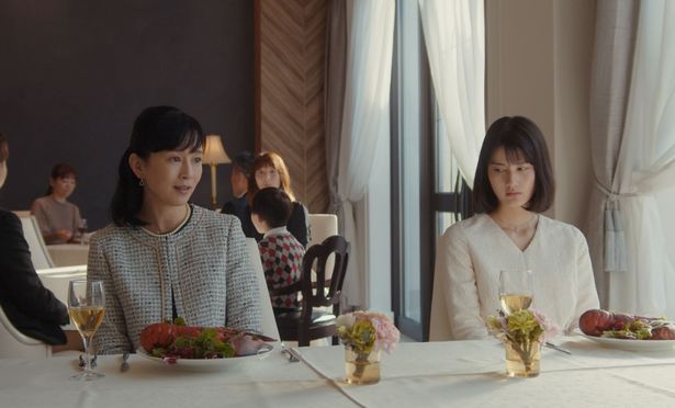 沙苗の母、多美子を演じるのは坂井真紀