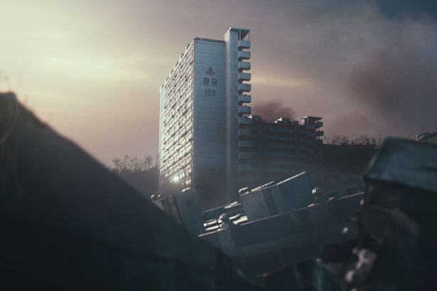 物語の舞台となる、奇跡的に崩壊を免れたマンション(『コンクリート・ユートピア』)
