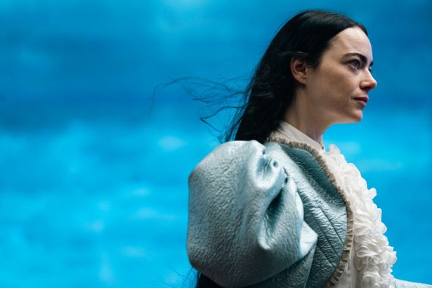 エマ・ストーンにとって「いままでで一番難しい役」だった『哀れなるものたち』特別映像