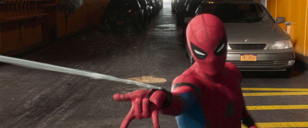 様々な形状の糸を放つウェブ・シューターも搭載(『スパイダーマン：ホームカミング』)